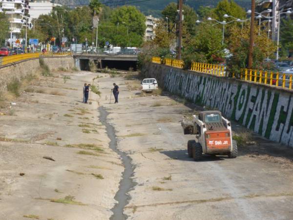 Τσιμεντόστρωση στην κοίτη του Νέδοντα