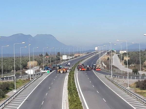 Μπλόκο αγροτών στον αυτοκινητόδρομο στον κόμβο της Θουρίας (φωτο)