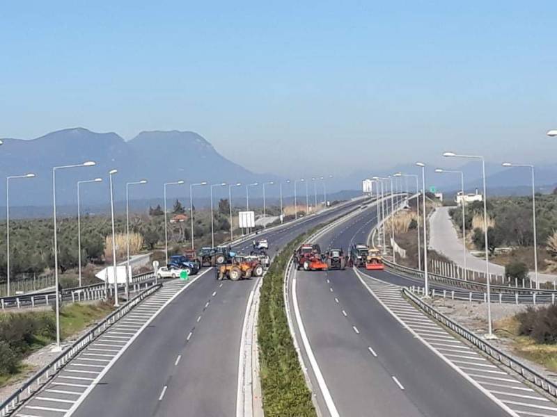 Μπλόκο αγροτών στον αυτοκινητόδρομο στον κόμβο της Θουρίας (φωτο)