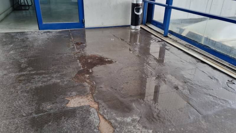 Γέμισε ξανά νερά από τη βροχή το Δικαστικό Μέγαρο Καλαμάτας