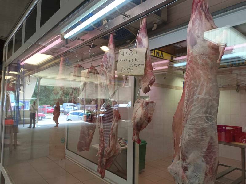 Κορυφώνεται η κίνηση στα κρεοπωλεία της Καλαμάτας: Στα περυσινά επίπεδα οι τιμές σε αρνί και κατσίκι