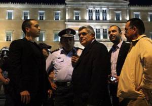 Η Χρυσή Αυγή βολεύει συγγενείς και φίλους