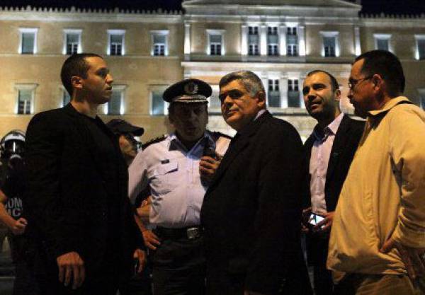 Η Χρυσή Αυγή βολεύει συγγενείς και φίλους