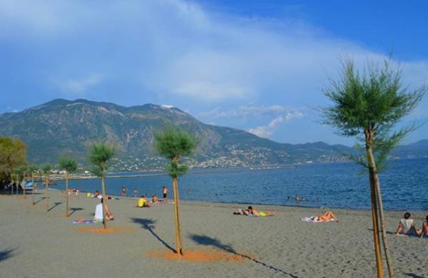 Οι υψηλές θερμοκρασίες έστειλαν και πάλι τον κόσμο στην παραλία της Καλαμάτας