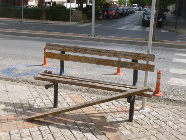 Χαλασμένο παγκάκι