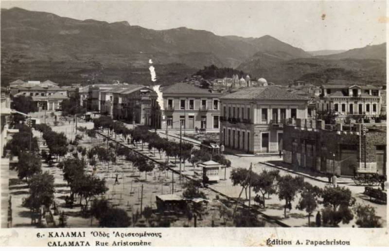 Η πλατεία κατάφυτη