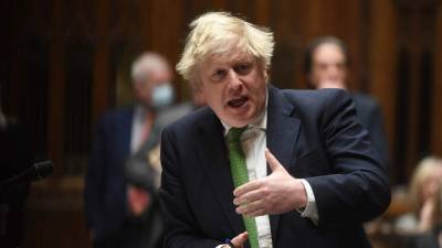 Ο Μπόρις Τζόνσον ανακοίνωσε «πρώτη δόση» κυρώσεων για τράπεζες και πλούσιους Ρώσους