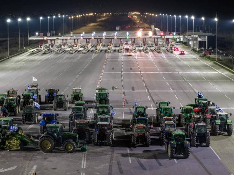 Στην άκρη των δρόμων βάζουν τα τρακτέρ οι αγρότες εν όψει Χριστουγέννων (βίντεο)