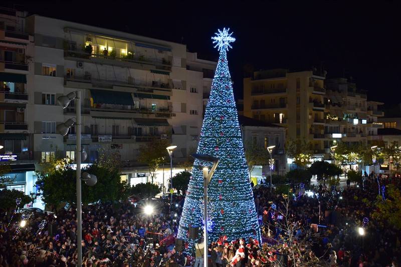 Ετοιμάζεται για τα Χριστούγεννα η Καλαμάτα: Εκδηλώσεις και στο Μέγαρο Χορού (βίντεο)