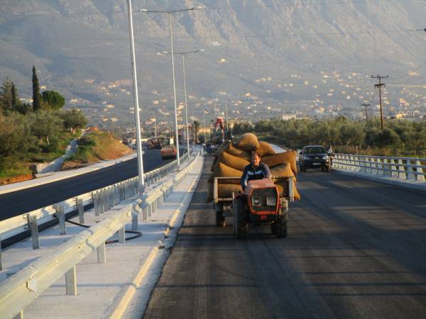 Τρακτέρ στον περιφερειακό