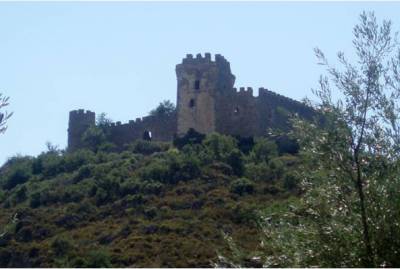 στο δώμα υπάρχουν επάλξεις και προς τον περίβολο, σαν γραμμή ύστατης άμυνας