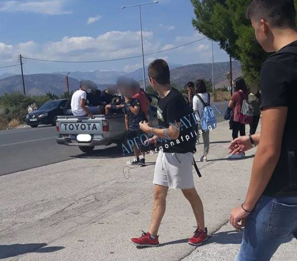 Στην Αργολίδα μεταφέρουν τους μαθητές στην καρότσα αγροτικού