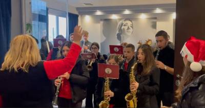 Γιορτινές μελωδίες "πλημμύρισε" το δημαρχείο Οιχαλίας (βίντεο)