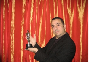 Δύο παραστάσεις από τον Κων. Ραβνιωτόπουλο στο Bar Bar - "Πρέπει να κάνω τον άλλο να γελάσει"