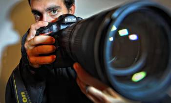 Ο Γιάννης Κώτσιαρης στην "Ε": Φωτογραφίζοντας την νυχτερινή ζωή της πόλης