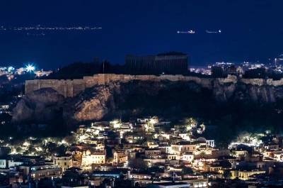 Ωρα της Γης: Έσβησαν τα φώτα στα μνημεία του πλανήτη