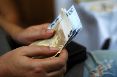 Σύμφωνα με μελέτη του ΚΕΦίΜ: Η μισή εργασία για φόρους και εισφορές