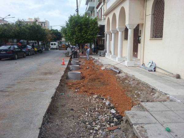 2 θέσεις στάθμευσης μπροστά από τη Μητρόπολη Τριφυλίας