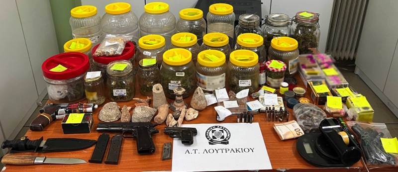Λουτράκι: Δύο συλλήψεις για μισό κιλό χασίς, πιστόλια και κροτίδες