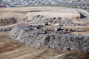 "Λαϊκή Συσπείρωση" κατά Τατούλη για τα σκουπίδια