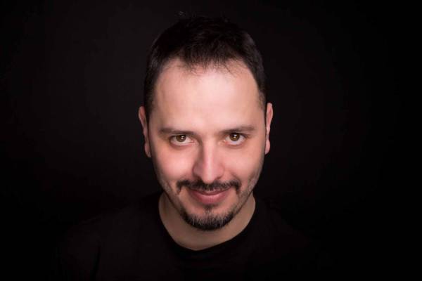 O Αλέξανδρος Τσουβέλας στην “Ε”: “Η επικοινωνία με τον κόσμο με κάνει να αισθάνομαι πως έχω μια χρησιμότητα στη ζωή”