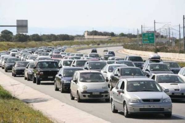 Πασχαλινό μποτιλιάρισμα στην Κορίνθου- Πατρών