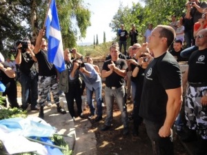 Μέλη της Χρυσής Αυγής καταθέτουν στεφάνια στην Πηγάδα του Μελιγαλά (Βίντεο)