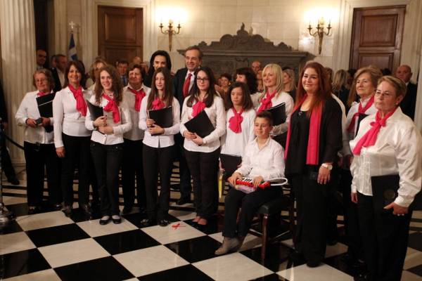 Κάλαντα στον πρωθυπουργό έψαλαν μέλη του Συλλόγου &quot;Νέοι Ορίζοντες&quot; από το Δήμο Ευρώτα