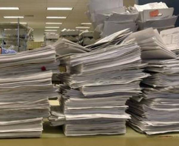 Εν διαστάσει μητέρα παγιδευμένη στη γραφειοκρατία