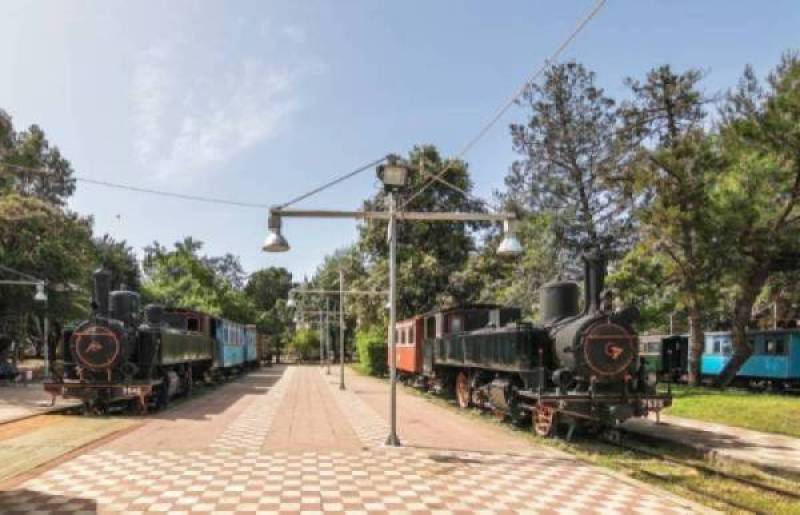 Διαμαρτυρία εκπαιδευτικών για την εθελοντική φύλαξη"του Πάρκου Σιδηροδρόμων Καλαμάτας