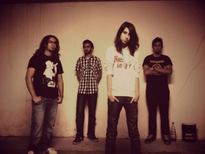 Οι Stillfly στην "Ε": Ροκ από το Μελιγαλά με ελληνικό στίχο