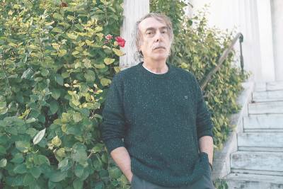 Ο Βασίλης Κατσικονούρης για την παράσταση «Το γάλα»: «Φέρνει τους ανθρώπους ενώπιον πραγμάτων που λίγο πολύ αποφεύγουμε να διαχειριστούμε»