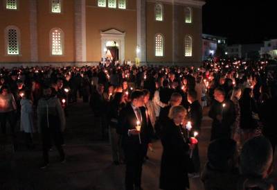 Καλαμάτα: Κατανυκτική ατμόσφαιρα στην Ανάσταση (φωτογραφίες)