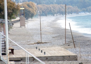 Παλούκια και… μισές εξέδρες στην παραλία της Καλαμάτας
