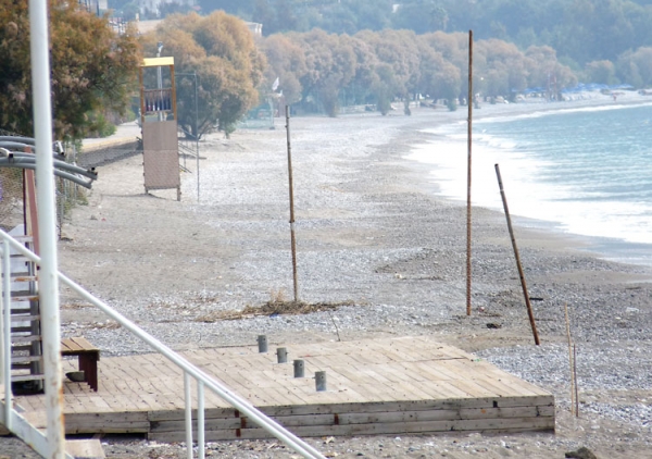 Παλούκια και… μισές εξέδρες στην παραλία της Καλαμάτας