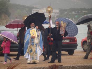 Πολλοί πιστοί στον Αγιασμό των Υδάτων στη Φοινικούντα