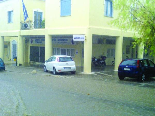 Ποτάμια οι δρόμοι της Κυπαρισσίας (φωτογραφίες)