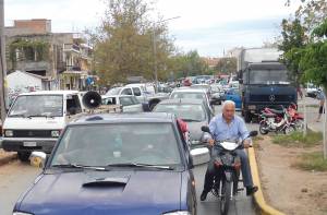 Ουρές αυτοκινήτων για την Αγορά