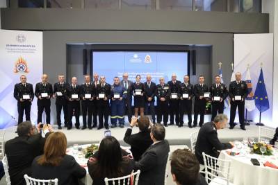 Βραβεία σε στελέχη του Πυροσβεστικού Σώματος απένειμε ο υπουργός Κλιματικής Κρίσης και Πολιτικής Προστασίας