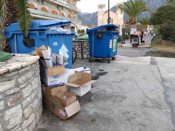 Δεν φτάνουν οι δύο μπλε κάδοι