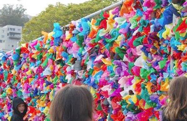 Εικαστική παρέμβαση με πλαστικές σακούλες