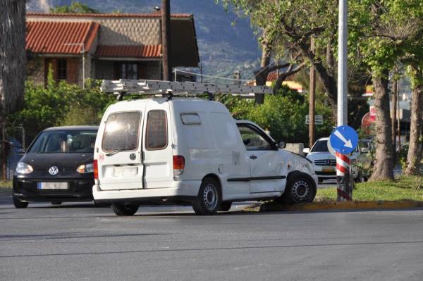 Αυτοκίνητο έπεσε σε κολόνα στην οδό Αρτέμιδος