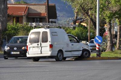 Αυτοκίνητο έπεσε σε κολόνα στην οδό Αρτέμιδος
