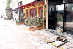 Λαίλαπα αλητών νύχτα στο Ιστορικό Κέντρο - Κατέστρεψαν καταστήματα και αυτοκίνητα