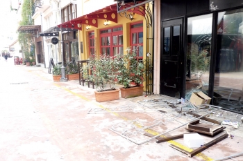 Λαίλαπα αλητών νύχτα στο Ιστορικό Κέντρο - Κατέστρεψαν καταστήματα και αυτοκίνητα