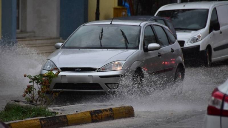Συνεχίζεται με μεγάλη ένταση η κακοκαιρία «Byron»: Κλειστή η Αθηνών-Κορίνθου από τα διόδια Ελευσίνας (Βίντεο)