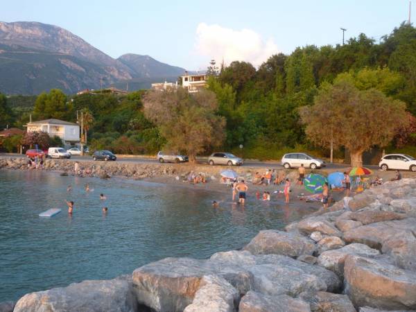 Κόσμος στη... νέα παραλία της Μικρής Μαντίνειας (βίντεο και φωτογραφίες)