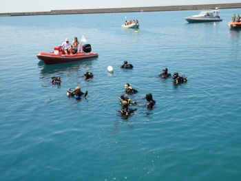 Ψυγεία και... ζυγαριές βρήκαν στο βυθό του λιμανιού οι δύτες που καθάρισαν