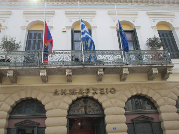 Μεσίστιες οι σημαίες και στην Καλαμάτα
