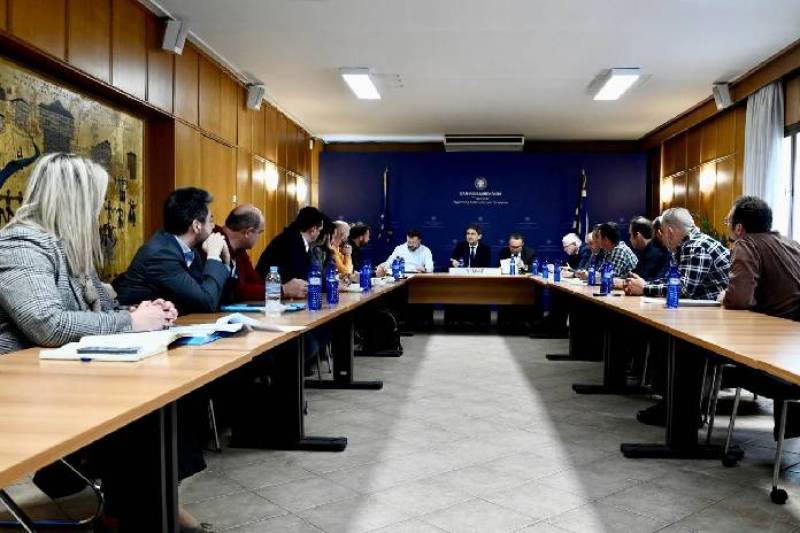 ΥπΑΑΤ: Συνάντηση του Λ. Αυγενάκη με τους μελισσοκόμους